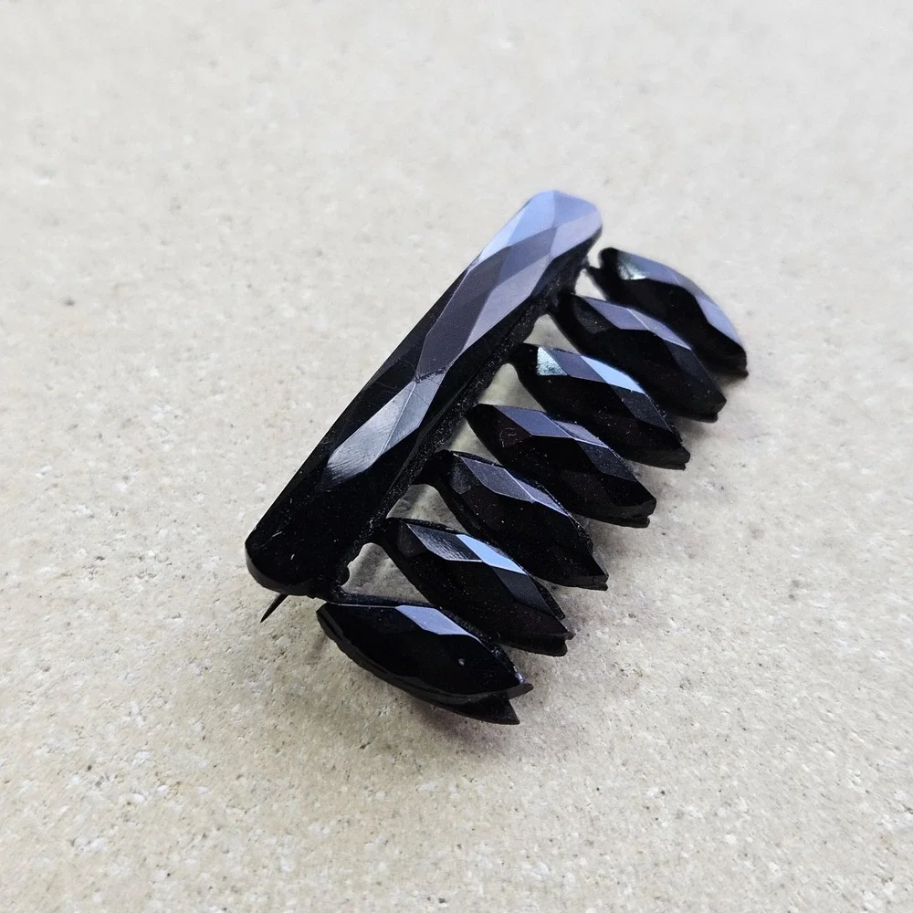 Antique Victorian French Jet Mourning Brooch Faceted Black Glass C-Clasp Pin - Picture 3 of 7